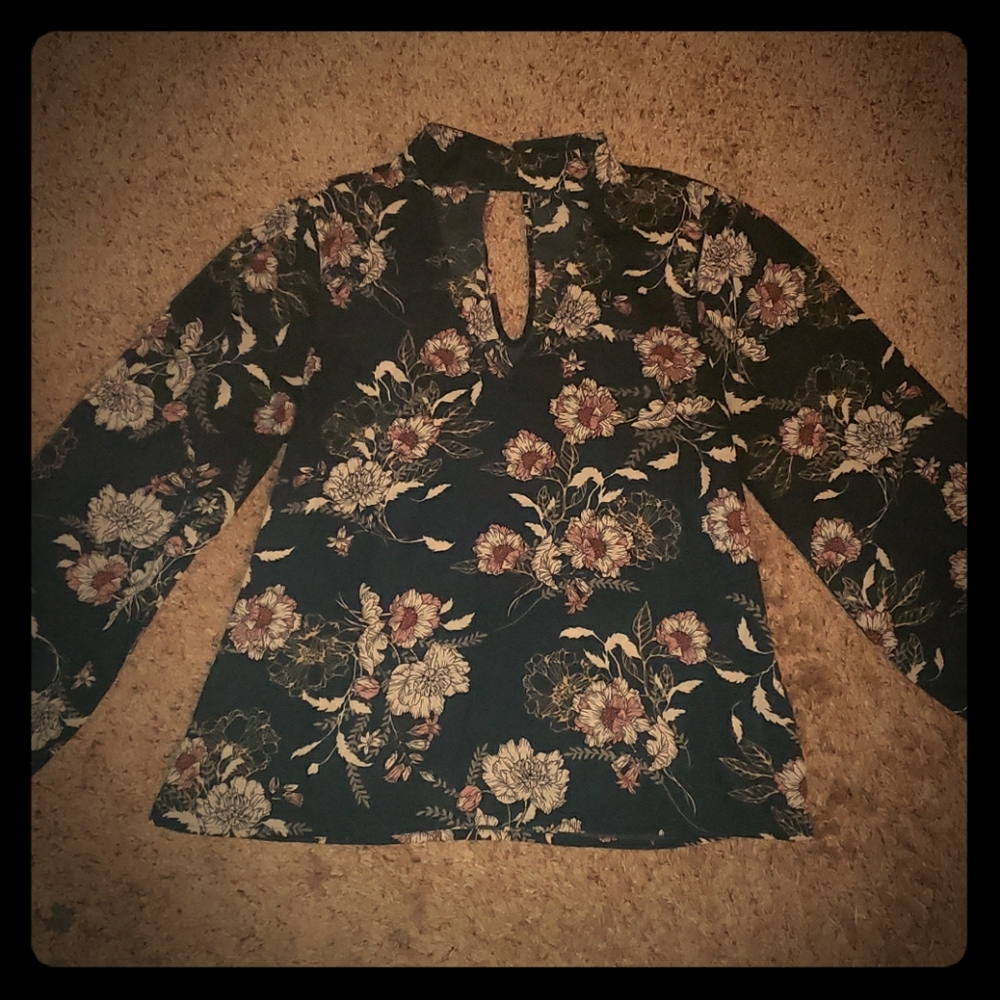 Chic Flowered Blouse with Neck Cutout